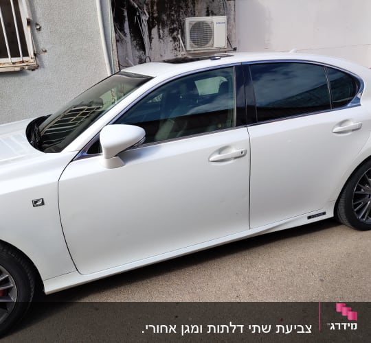מכונית לבנה עם גלגלים וסמל על הדלת